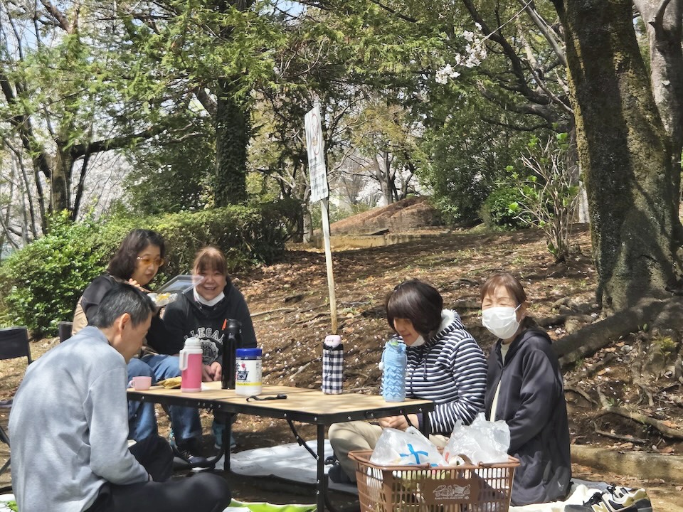 [お花見２題！] 恒例の場所で今年も「お花見」が出来る幸せをかみしめて(^^♪ ひだまりチームは、去年から恒例の「鳶尾中央公園」で！：４月５日(土)