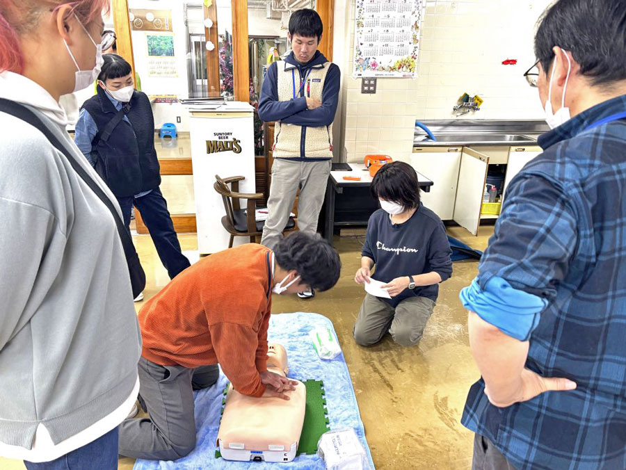 [訓練！] 新しいタイプのAEDの操作訓練を行いました：12月25日(木)