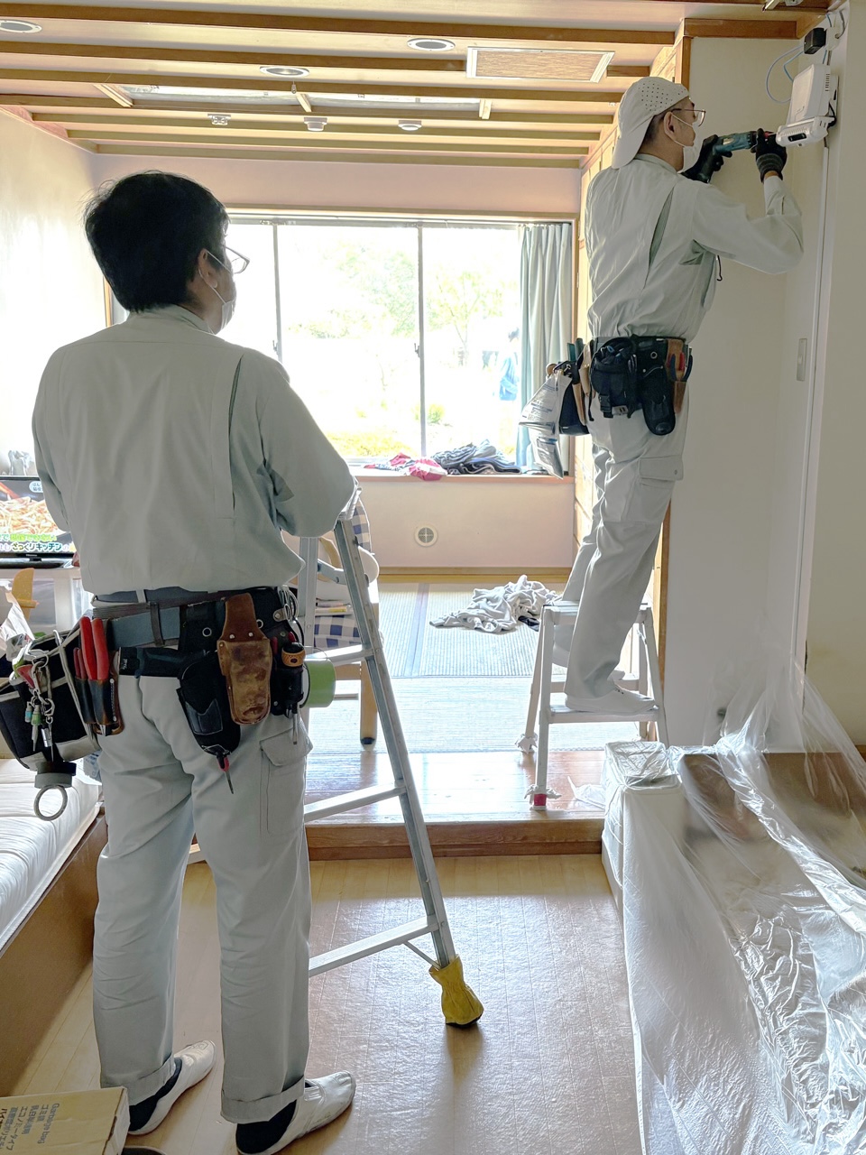 夜間等の見守りが必要な利用者さんの居室にセンサーをつけました。