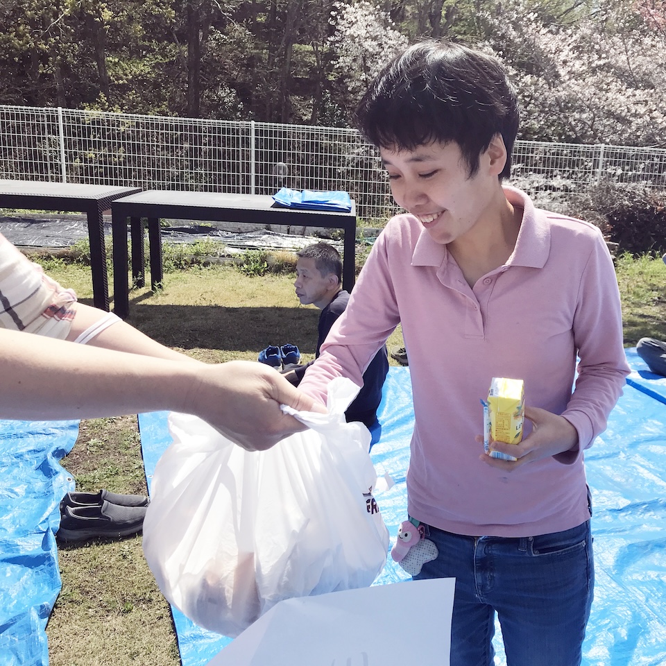 [お花見２題！] 恒例の場所で今年も「お花見」が出来る幸せをかみしめて(^^♪ 学園チームは、園庭で！：４月４日(金) 1