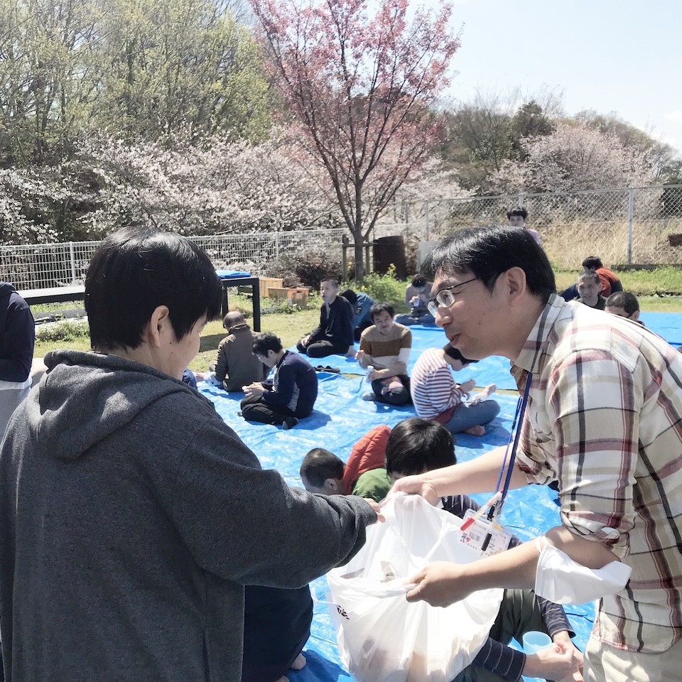 [お花見２題！] 恒例の場所で今年も「お花見」が出来る幸せをかみしめて(^^♪ 学園チームは、園庭で！：４月４日(金) 2