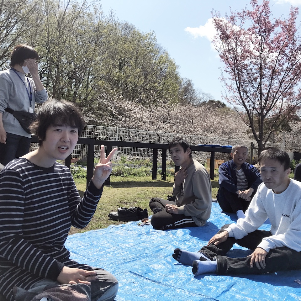 [お花見２題！] 恒例の場所で今年も「お花見」が出来る幸せをかみしめて(^^♪ 学園チームは、園庭で！：４月４日(金) 3