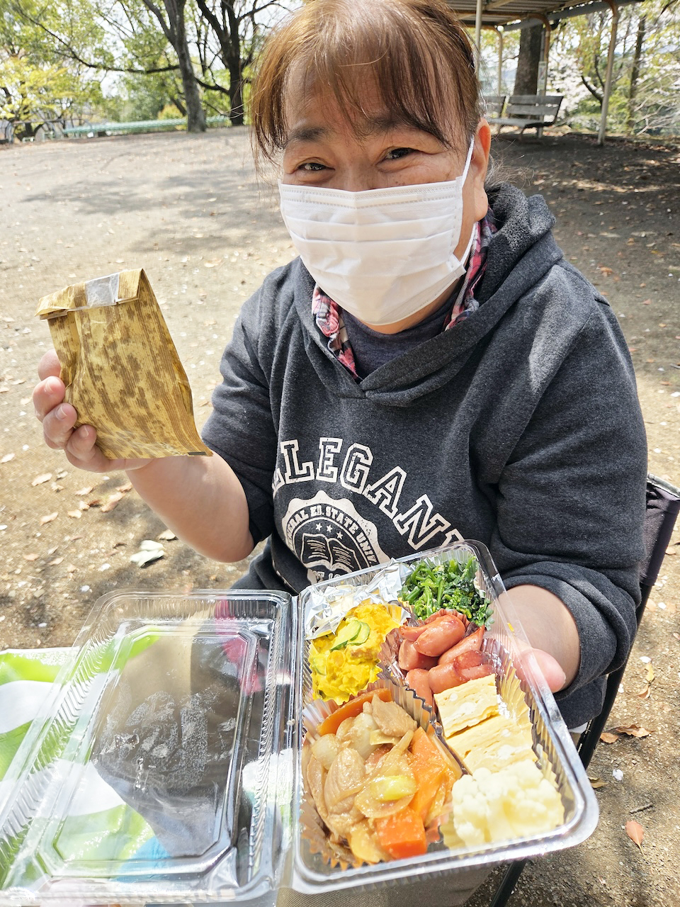 [お花見２題！] 恒例の場所で今年も「お花見」が出来る幸せをかみしめて(^^♪ ひだまりチームは、去年から恒例の(^^♪「鳶尾中央公園」で！：４月５日(土) 1