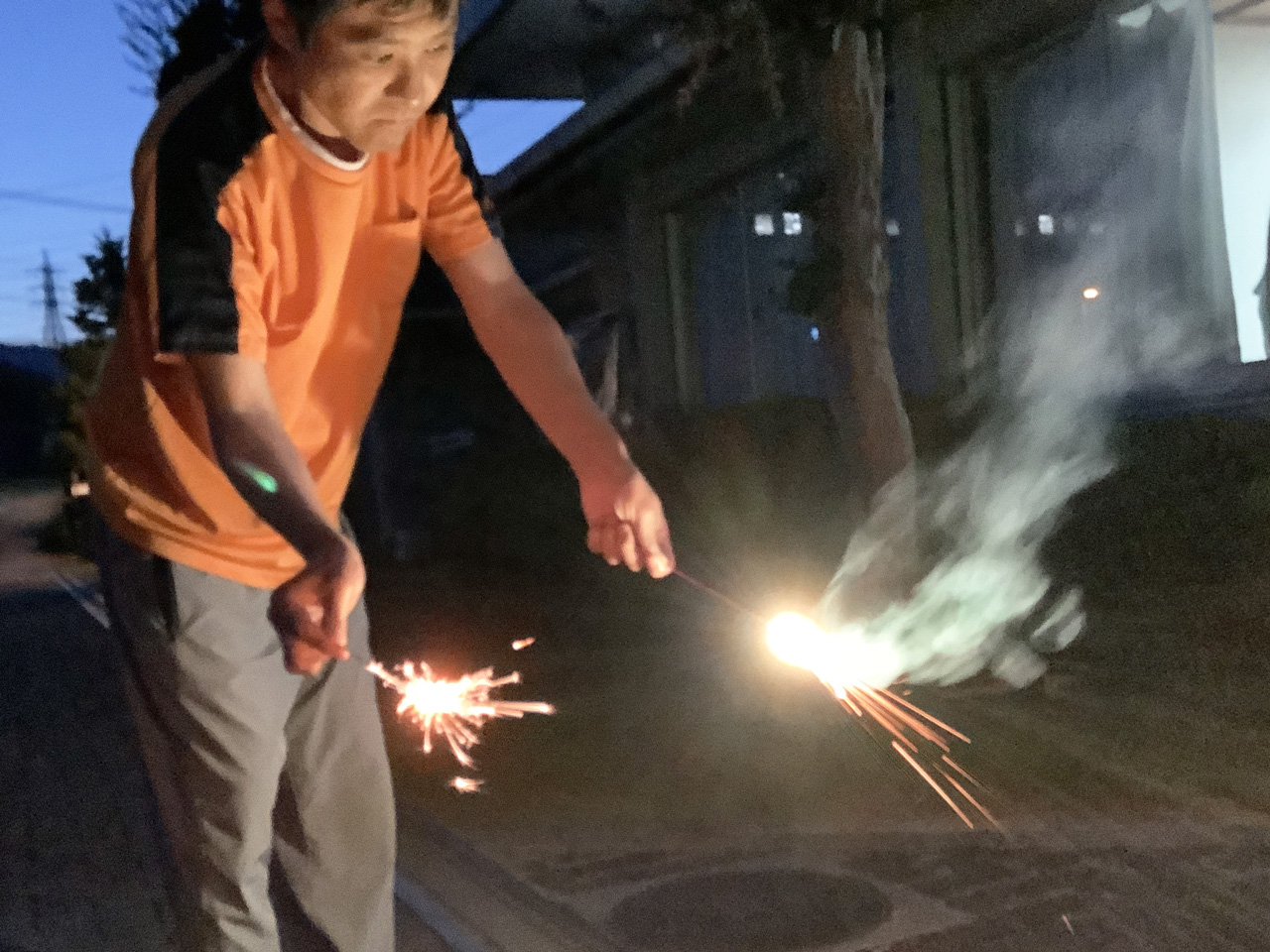 [お盆前の納め会！] 今年は、夕方に、手持ち花火も楽しみました！：8月8日(金)2