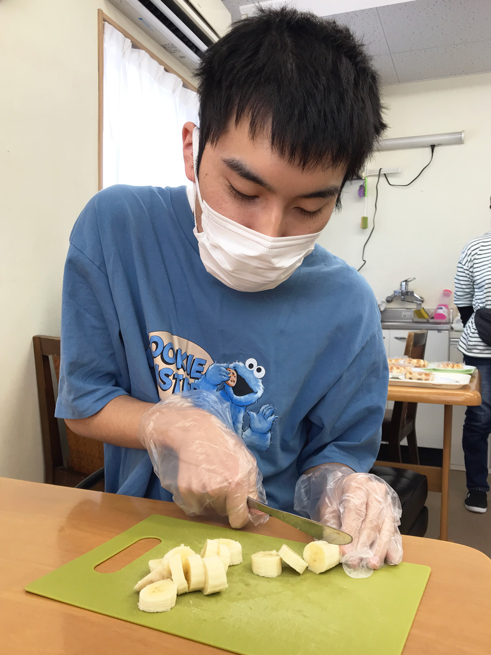 [調理実習(^^♪] バナナの切り方にも個性あり！：８月26日(火)2