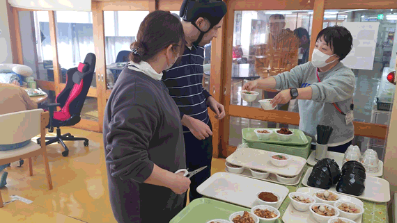 [「衣」とくれば「食」！] 久々の厨房企画は「選べるどんぶり ４種から！」：11月26日(水) 1