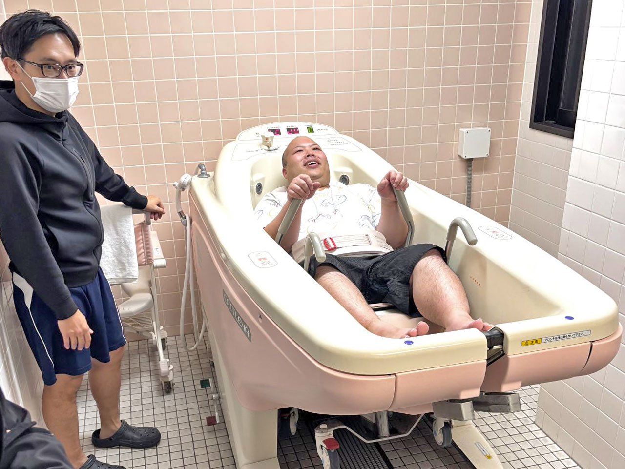 [園内研修！] 高齢者介護施設にて介護浴の体験研修を行いました：12月25日(木) 2