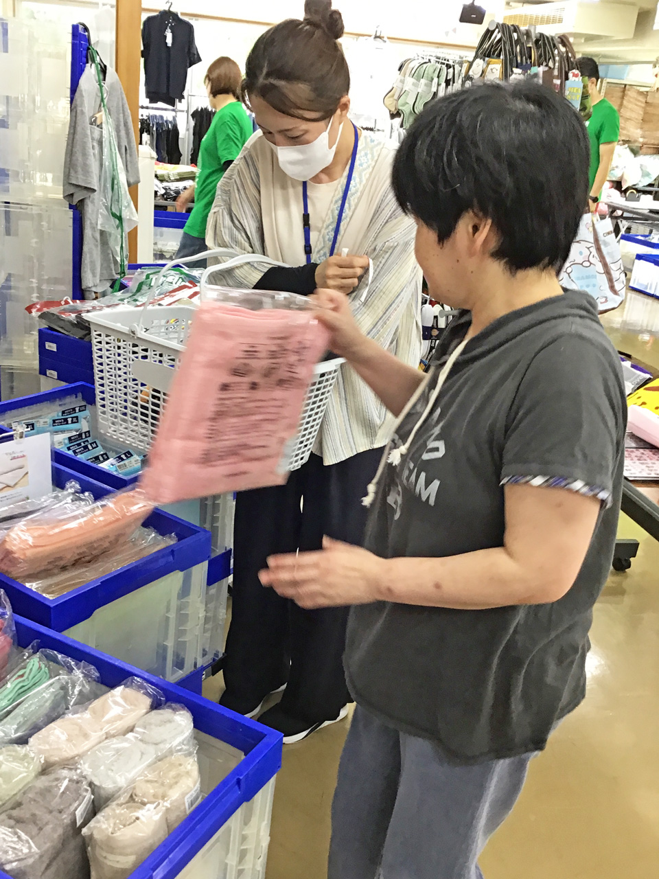 [衣替え] 夏を前に、今年も衣類の「出前販売」を実施しました：６月30日(火) 3