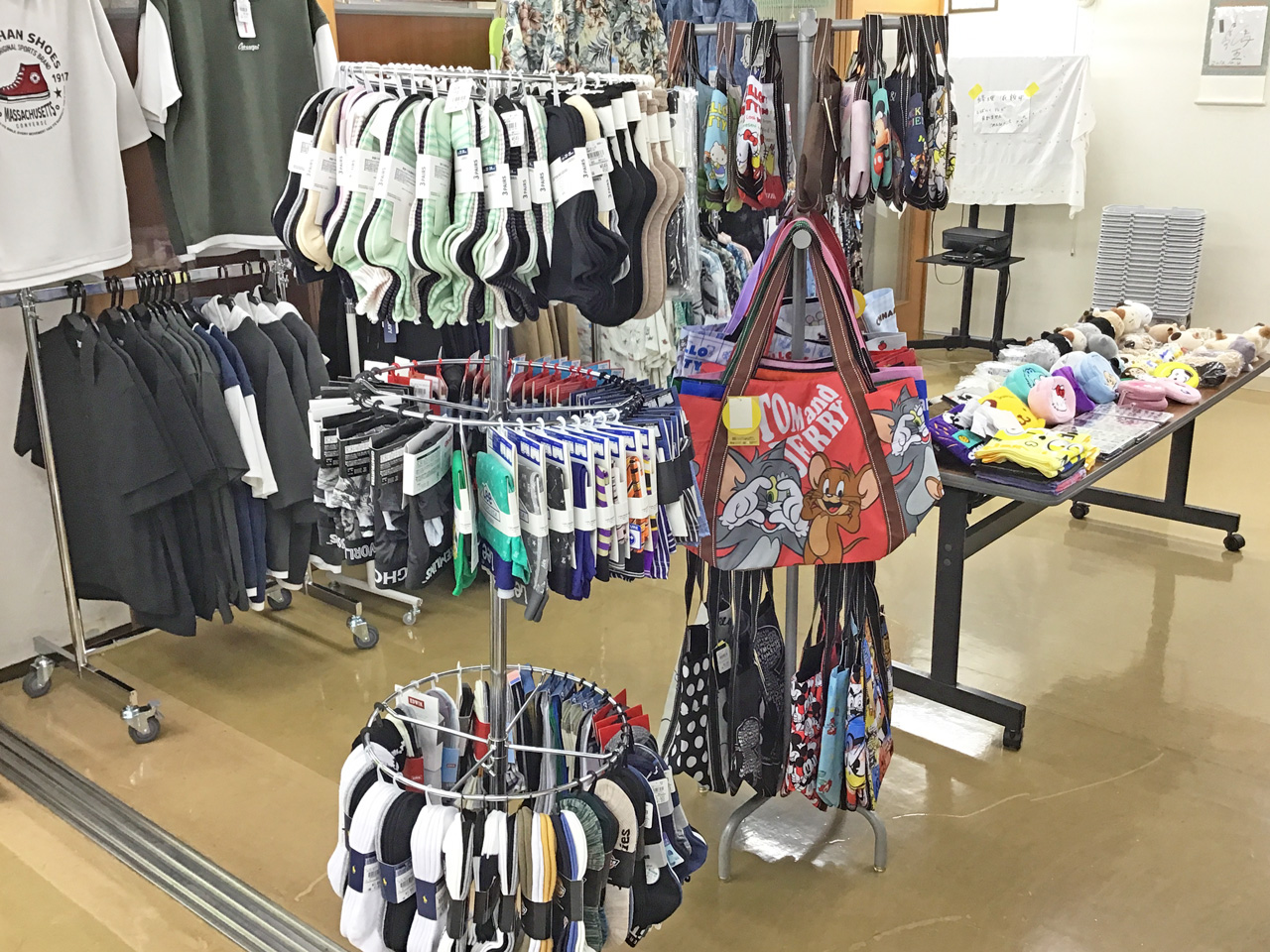[衣替え] 夏を前に、今年も衣類の「出前販売」を実施しました：６月30日(火) 2